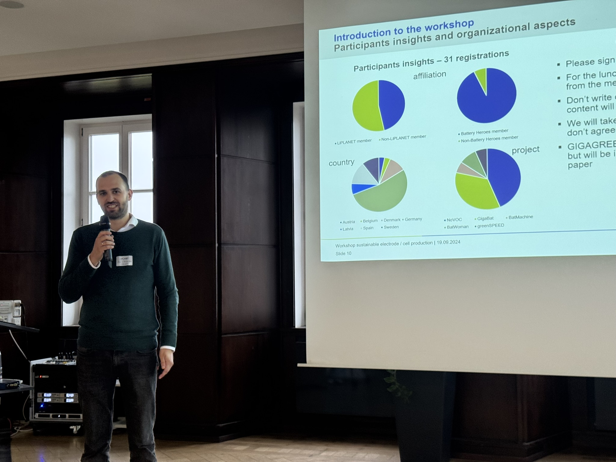 Nicolas von Drachenfels in front of a screen giving a talk